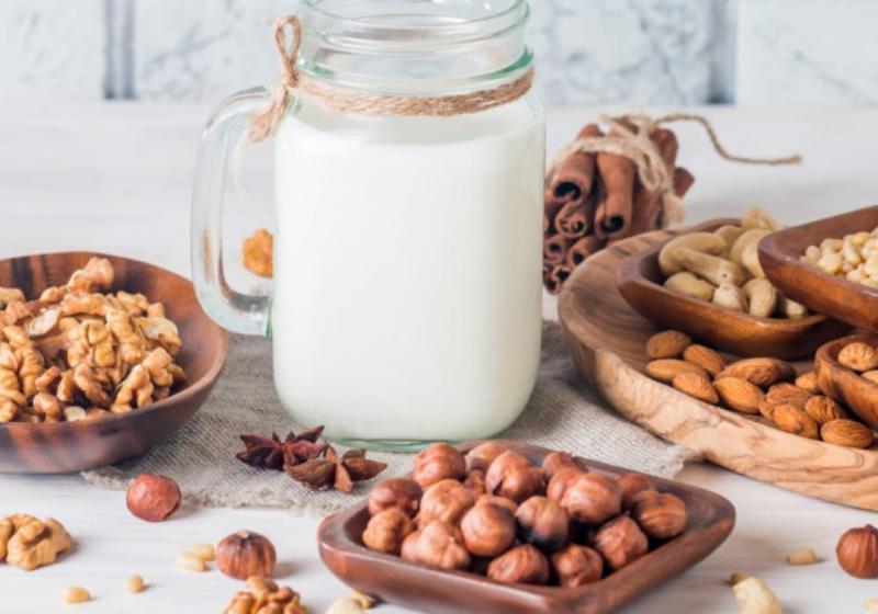 Ý tưởng kết hợp sữa hạt óc chó với các loại hạt và trái cây khác để tạo ra thức uống thơm ngon và bổ dưỡng