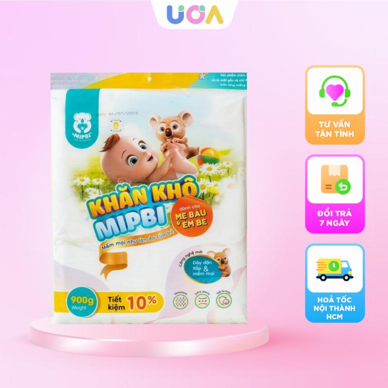 Mẹ đang lựa chọn gói khăn khô đa năng chất lượng cao cho bé yêu