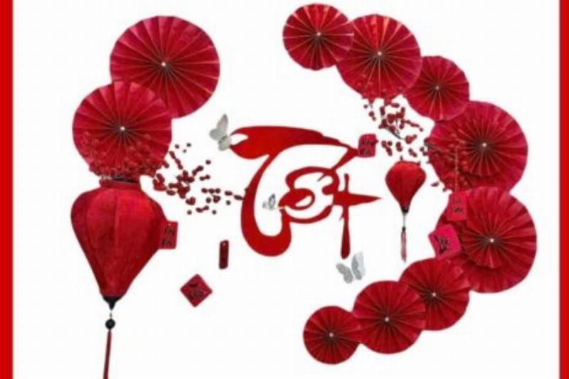 Các mẫu quạt tết được trang trí bằng chữ thư pháp và phụ kiện may mắn cho gia đình Việt.