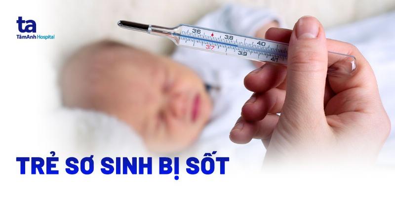 Hình ảnh mẹ kiểm tra thân nhiệt hoặc mặc quần áo phù hợp cho trẻ sơ sinh dựa trên nhiệt độ phòng