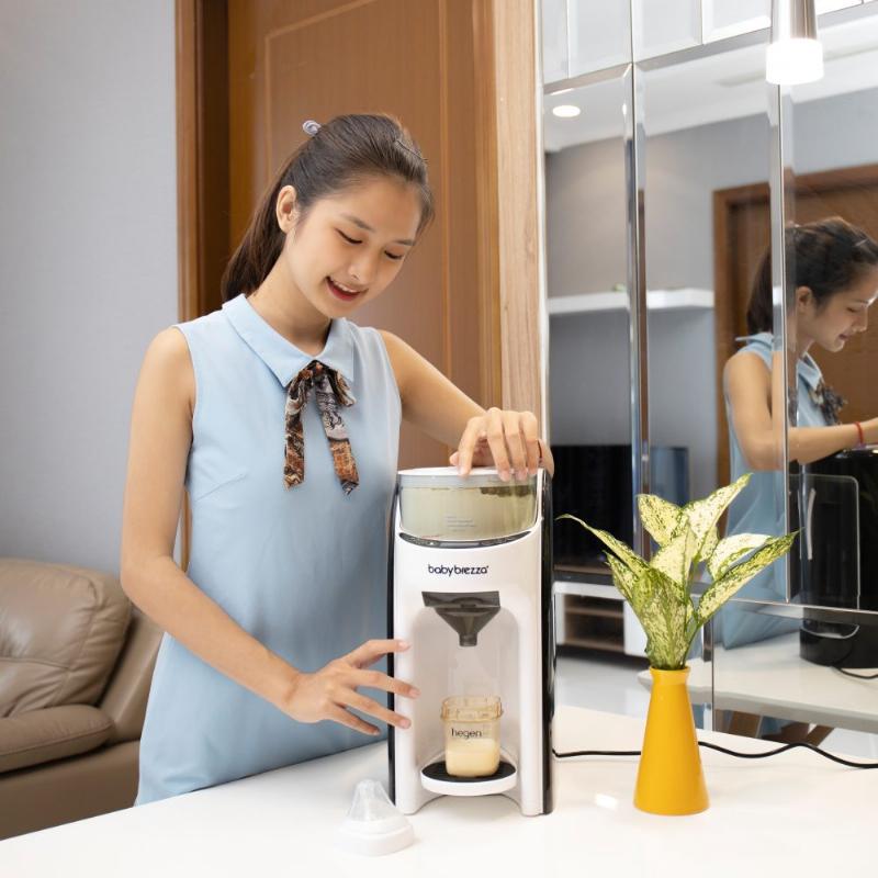 Kiểm tra nhiệt độ nước pha sữa NAN an toàn cho trẻ