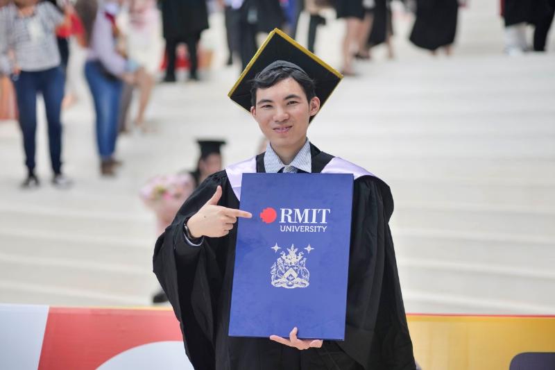 Nhóm sinh viên cùng học và trao đổi tiếng Anh