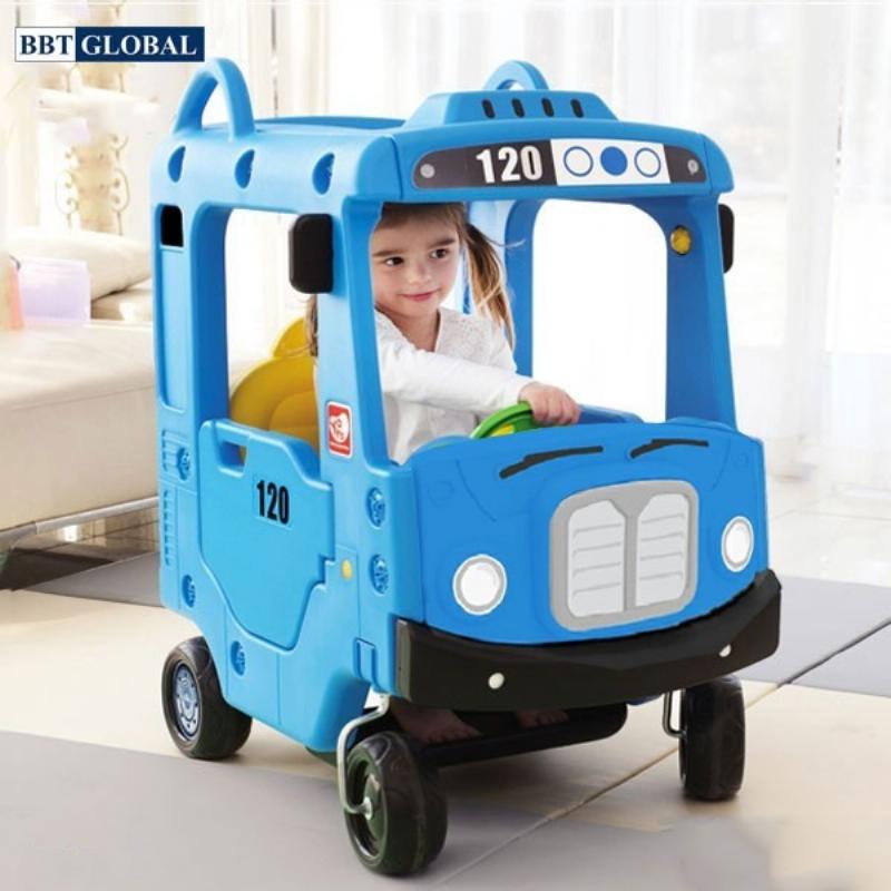 Cận cảnh bánh xe và vô lăng của xe ô tô chòi chân cho bé, thể hiện các tính năng an toàn