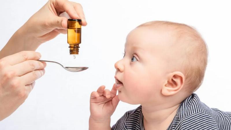 Hình ảnh minh họa thời điểm tốt nhất cho trẻ sơ sinh uống vitamin D3 K2 vào buổi sáng sau cữ bú giúp hấp thu tốt hơn