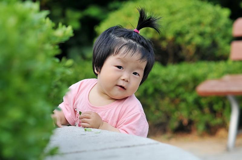 Bé gái vui vẻ uống sữa tăng chiều cao pha sẵn ngoài trời tiện lợi cho chuyến đi chơi