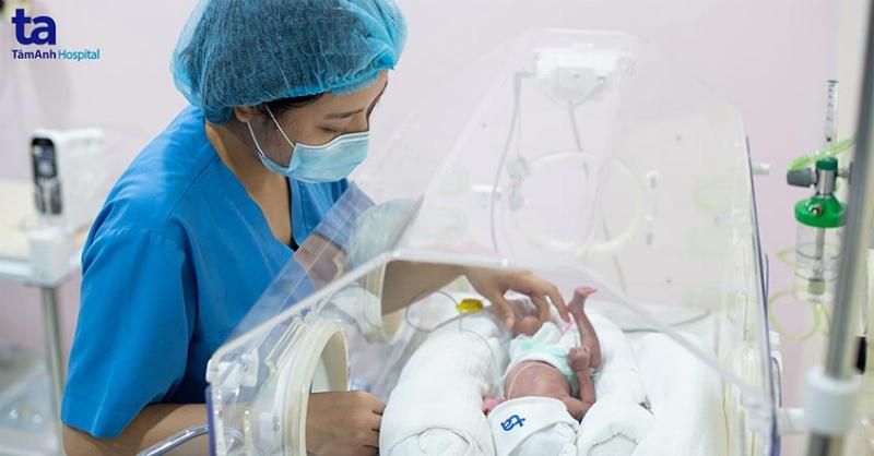 Bố mẹ ân cần chăm sóc bé, theo dõi quá trình tăng cân khỏe mạnh