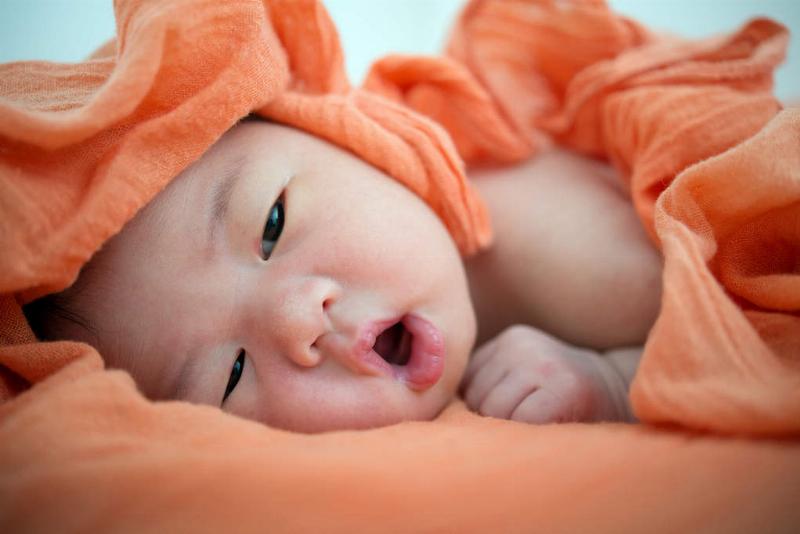 Hình ảnh minh họa cách chăm sóc trẻ bị sốt tại nhà, nhẹ nhàng và khoa học theo chuẩn Nhật