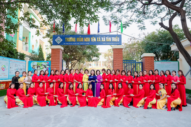 Hình ảnh minh họa một người đang tưới cây hoặc phân loại rác, thể hiện hành động bảo vệ môi trường nhỏ bé trong cuộc sống hàng ngày, liên quan đến viết đoạn văn kể lại một việc làm góp phần bảo vệ môi trường