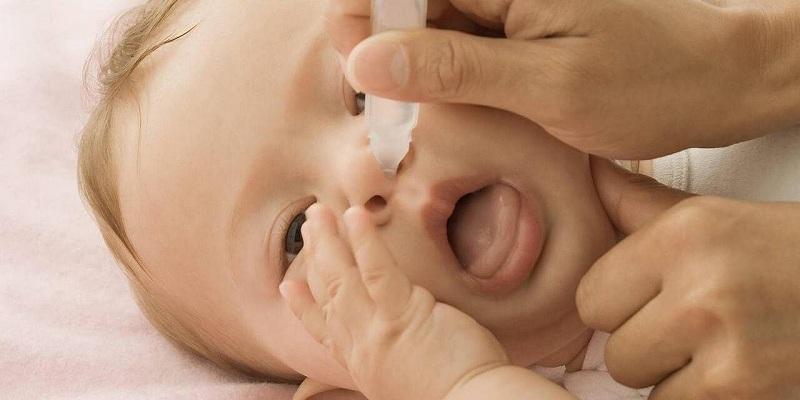 Hình ảnh minh họa các loại dụng cụ hút mũi cho trẻ sơ sinh: bóng hút mũi, hút mũi bằng miệng, hút mũi điện.