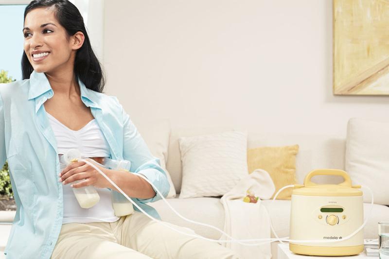 Kỹ thuật viên kiểm tra các bộ phận của máy hút sữa Medela để sửa chữa tại TPHCM