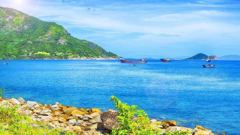 Hinh anh nguoi thuong thuc banh canh he tai mot quan an ven duong o phu yen trong khong gian gan gui