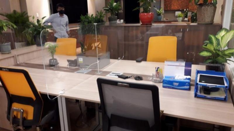 Ảnh "bàn làm việc tiếng anh" hoặc "bàn học tiếng anh", thể hiện không gian học tập/làm việc