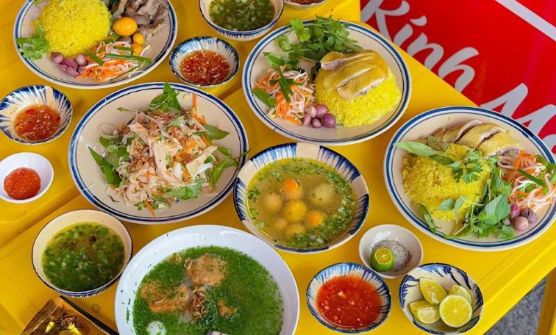 To banh canh he phu yen nong hoi hap dan voi mau xanh la cay cua he va mau trang cua banh