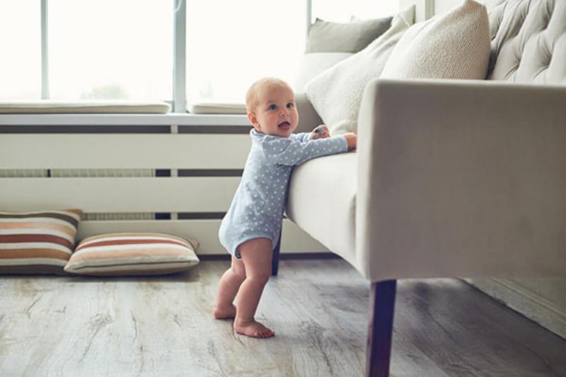 Em bé vui chơi vận động ngoài trời dưới ánh nắng nhẹ tốt cho xương