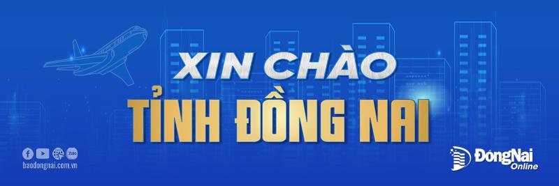 Một đôi tình nhân trẻ đang trao đổi quà, trong đó món quà có thể có khắc hoặc in biệt danh độc đáo của chàng, tạo thêm ý nghĩa và sự lãng mạn cho mối quan hệ.