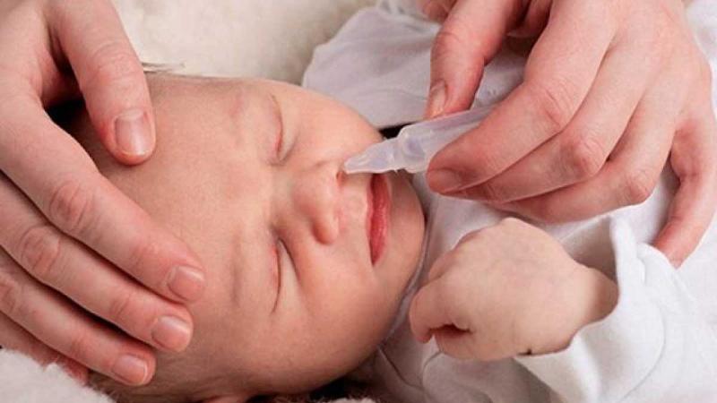 Ba loại chai xịt mũi khác nhau với nhãn mác rõ ràng, thể hiện sự đa dạng của các sản phẩm xịt mũi có sẵn trên thị trường, từ nước muối sinh lý đến các loại đặc trị, giúp mẹ dễ dàng lựa chọn.