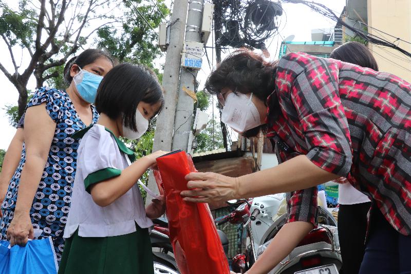 Hình ảnh minh họa cộng đồng các bà mẹ Việt chia sẻ kinh nghiệm chăm sóc bé, tạo cảm giác kết nối và hỗ trợ