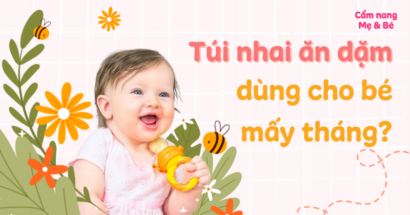 Em bé 6 tháng tuổi đang vui vẻ cầm và ăn bánh ăn dặm an toàn