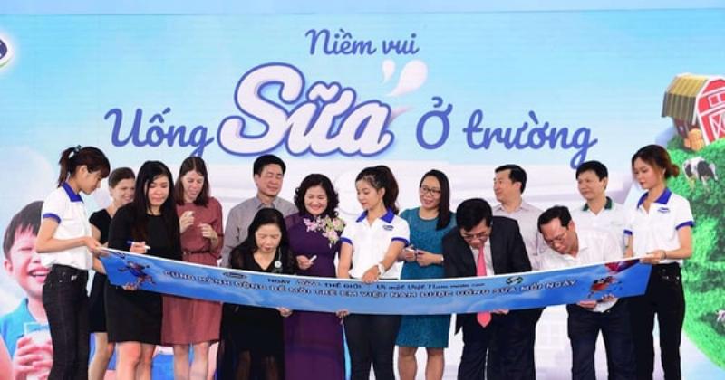 Hình ảnh gia đình Việt vui vẻ uống sữa cô gái hà lan tại nhà, thể hiện sự gắn kết và thói quen hàng ngày
