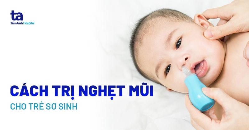 Một người lớn nhẹ nhàng xịt mũi cho em bé đang nằm nghiêng, minh họa tư thế đúng và kỹ thuật sử dụng xịt mũi an toàn cho trẻ sơ sinh, tạo cảm giác nhẹ nhàng và chăm sóc.
