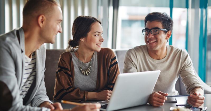 Lời bài hát Vì Đó Là Em thể hiện sự phong phú cảm xúc qua các phiên bản và ngữ cảnh khác nhau.