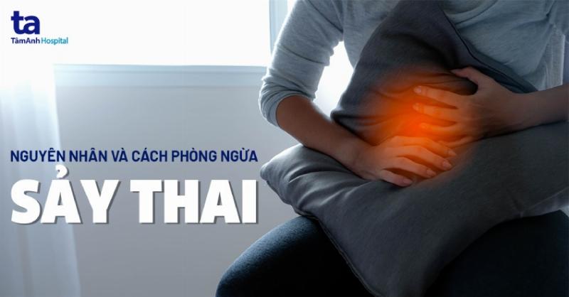 Người mẹ mang bầu 25 tuần đang thực hiện các hoạt động chăm sóc bản thân như yoga nhẹ nhàng hoặc đọc sách về thai kỳ, thể hiện sự khỏe mạnh và thư thái.