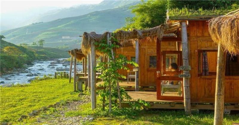 Mẹ và bé ngắm bình minh, hít thở không khí trong lành cho sự phát triển chiều cao và tinh thần