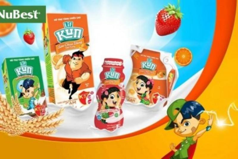 Bà mẹ đọc kỹ nhãn dinh dưỡng và thành phần sữa Kun trái cây để hiểu rõ