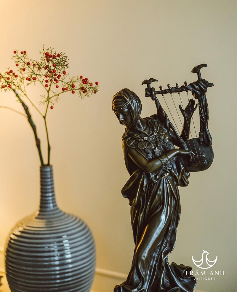 Hình ảnh minh họa một nghệ sĩ đang say sưa sáng tạo (vẽ, điêu khắc, viết nhạc), thể hiện sự chìm đắm trong công việc
