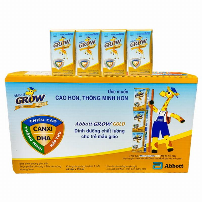 Hộp sữa Kun trái cây đặt cạnh đĩa thức ăn cân bằng cho trẻ