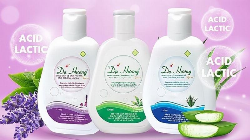 Một hình ảnh minh họa các thành phần tự nhiên trong dung dịch vệ sinh màu xanh, như lô hội, trà xanh.