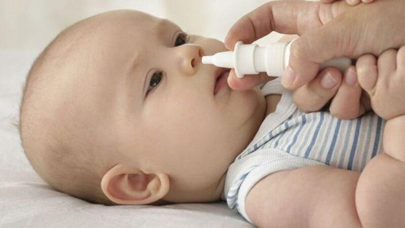 Hình ảnh mẹ chăm sóc bé bị bệnh tai mũi họng, hướng dẫn vệ sinh mũi đúng cách