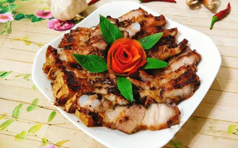 Món thịt ba chỉ nướng giòn bì hấp dẫn làm bằng nồi chiên không dầu, giúp giảm lượng dầu mỡ.