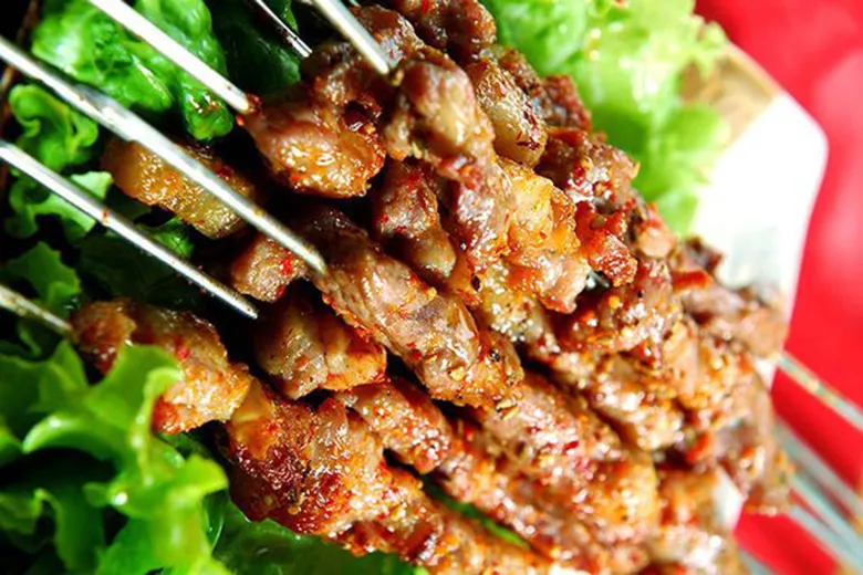 Những xiên thịt nướng thơm lừng, vàng óng, hấp dẫn cho bữa cơm gia đình.