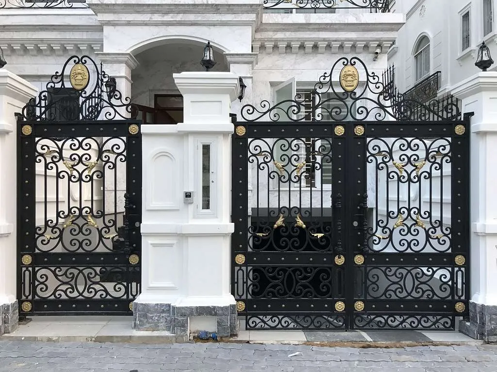 Mẫu cổng cổ điển với thiết kế hoa văn độc đáo, tinh xảo