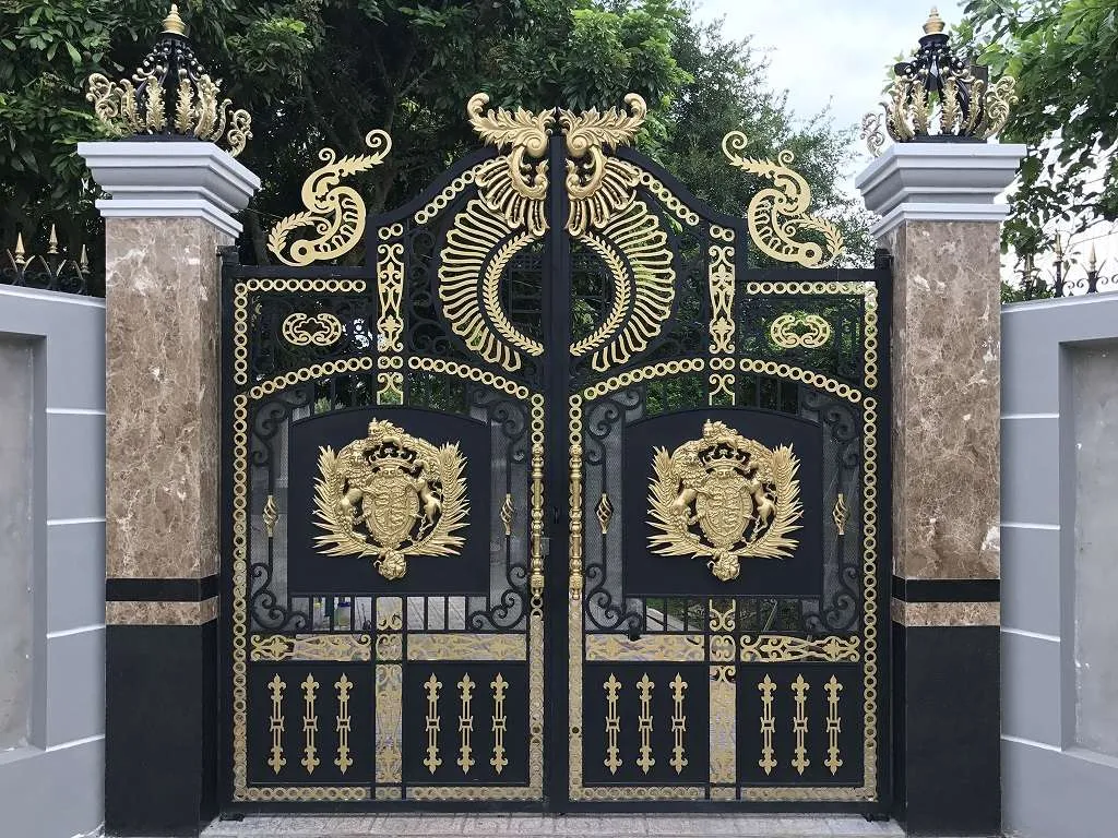 Cổng biệt thự cổ điển đồ sộ với họa tiết cầu kỳ, sang trọng