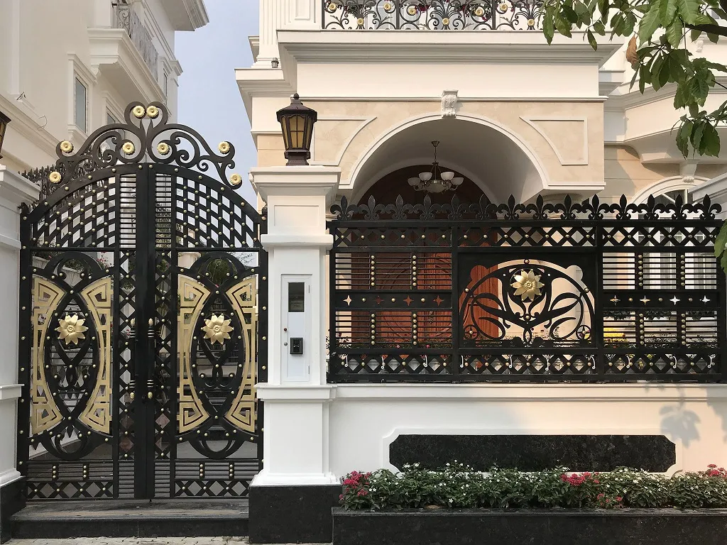 Cổng biệt thự cổ điển sang trọng, toát lên vẻ quyền quý