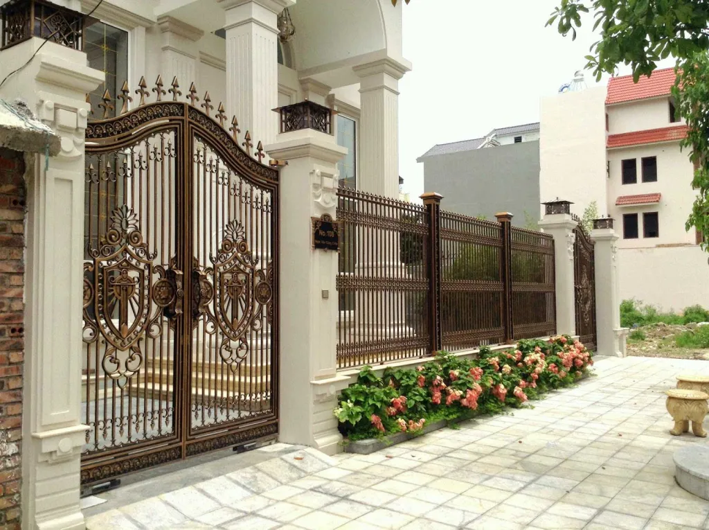 Cổng biệt thự cổ điển nhôm đúc, đảm bảo độ bền và tính thẩm mỹ cao