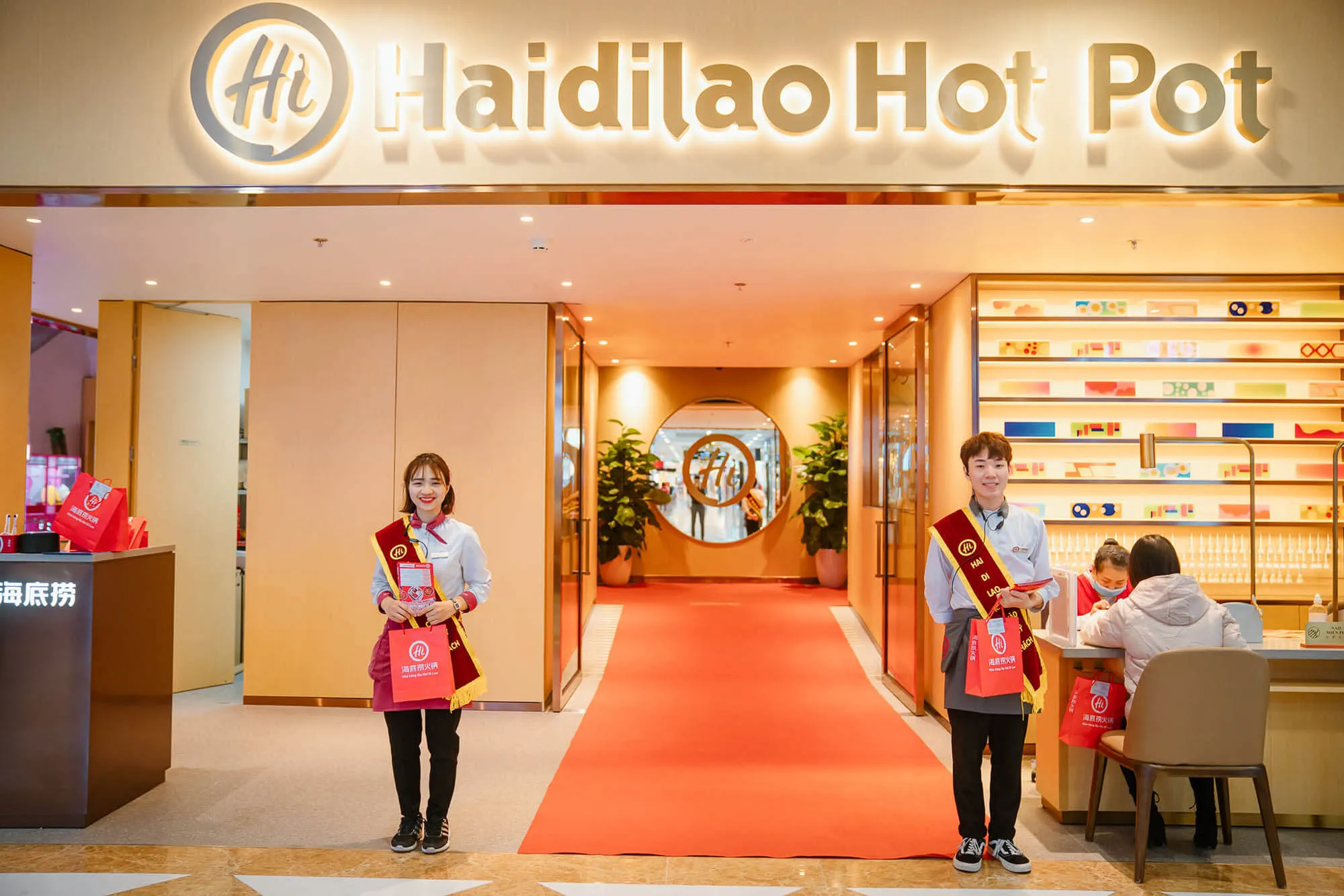Nhà hàng Haidilao Vincom Center Đồng Khởi nổi tiếng với lẩu và dịch vụ