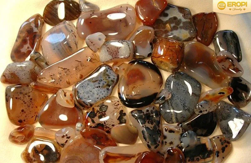 Những khối mã não tự nhiên đa dạng màu sắc, thể hiện sự kỳ diệu của quá trình hình thành.