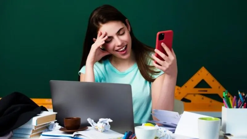 Bảo Bình tháng 1 dễ mất tập trung khi làm việc gò bó