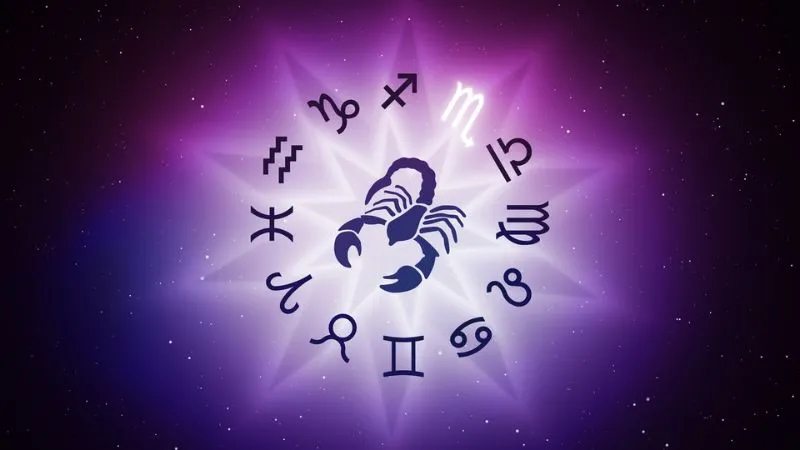 Thợ săn Orion đang đối đầu với một con bọ cạp khổng lồ dưới ánh trăng