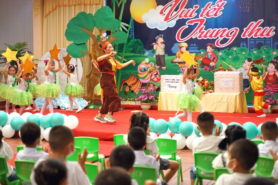 Bong bóng tô điểm cho sân khấu văn nghệ Trung thu thêm phần rực rỡ và sống động