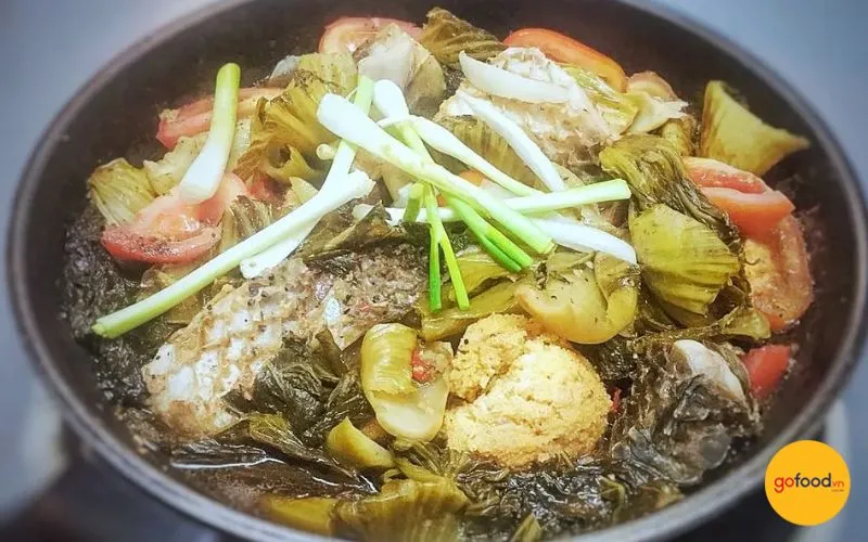 Lẩu cá chép giòn om dưa