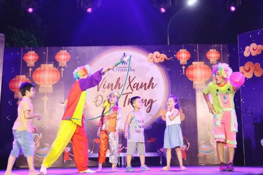Sân khấu Trung thu với tông màu chủ đạo xanh và tím mang đến vẻ đẹp huyền ảo, mơ mộng