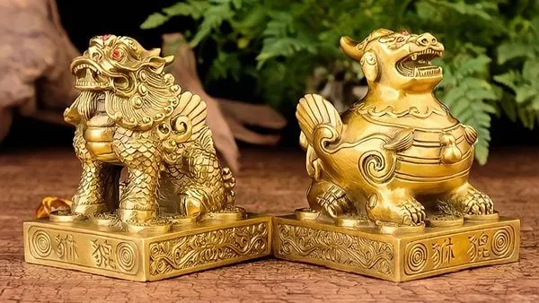 Quả cầu pha lê vàng và cây cảnh phong thủy - vật phẩm may mắn cho người mệnh Thổ