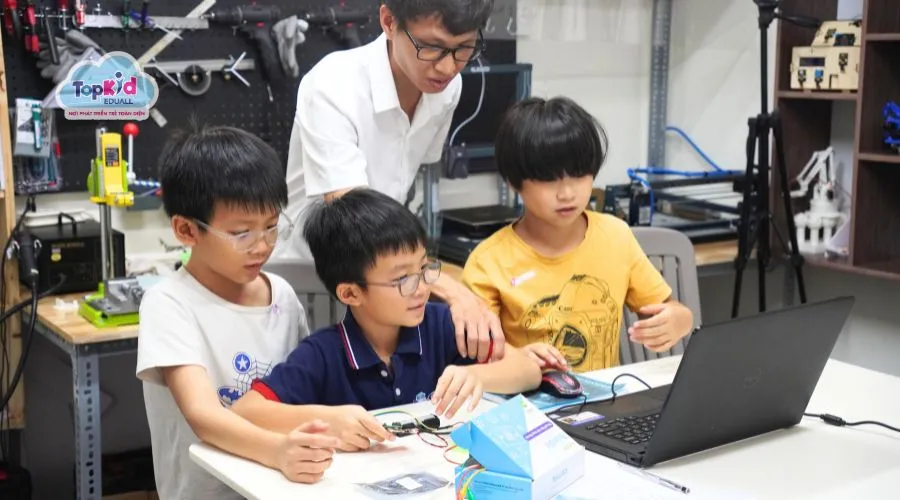 Trẻ em vui vẻ khám phá và học hỏi trong không gian thiên nhiên sáng tạo tại trường
