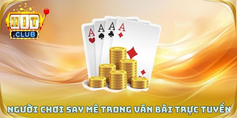 Người chơi say mê trong ván bài trực tuyến